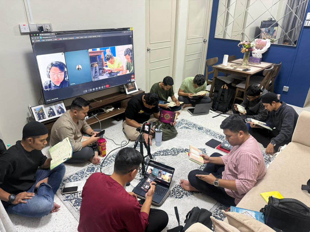Ahli halaqah membaca al-Quran dalam kumpulan kecil